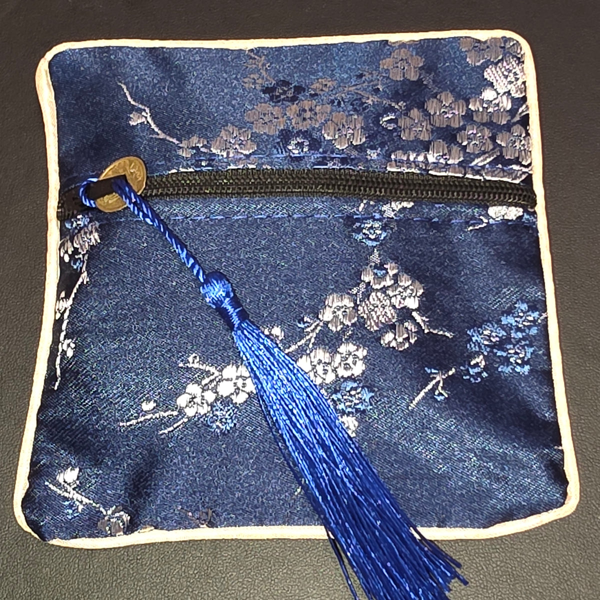 ［二店長菜菜推薦｜藍色驚喜福袋］，親切又帶點神秘感。

英文名稱：Manager Cai Cai’s Pick | Blue Surprise Lucky Bag