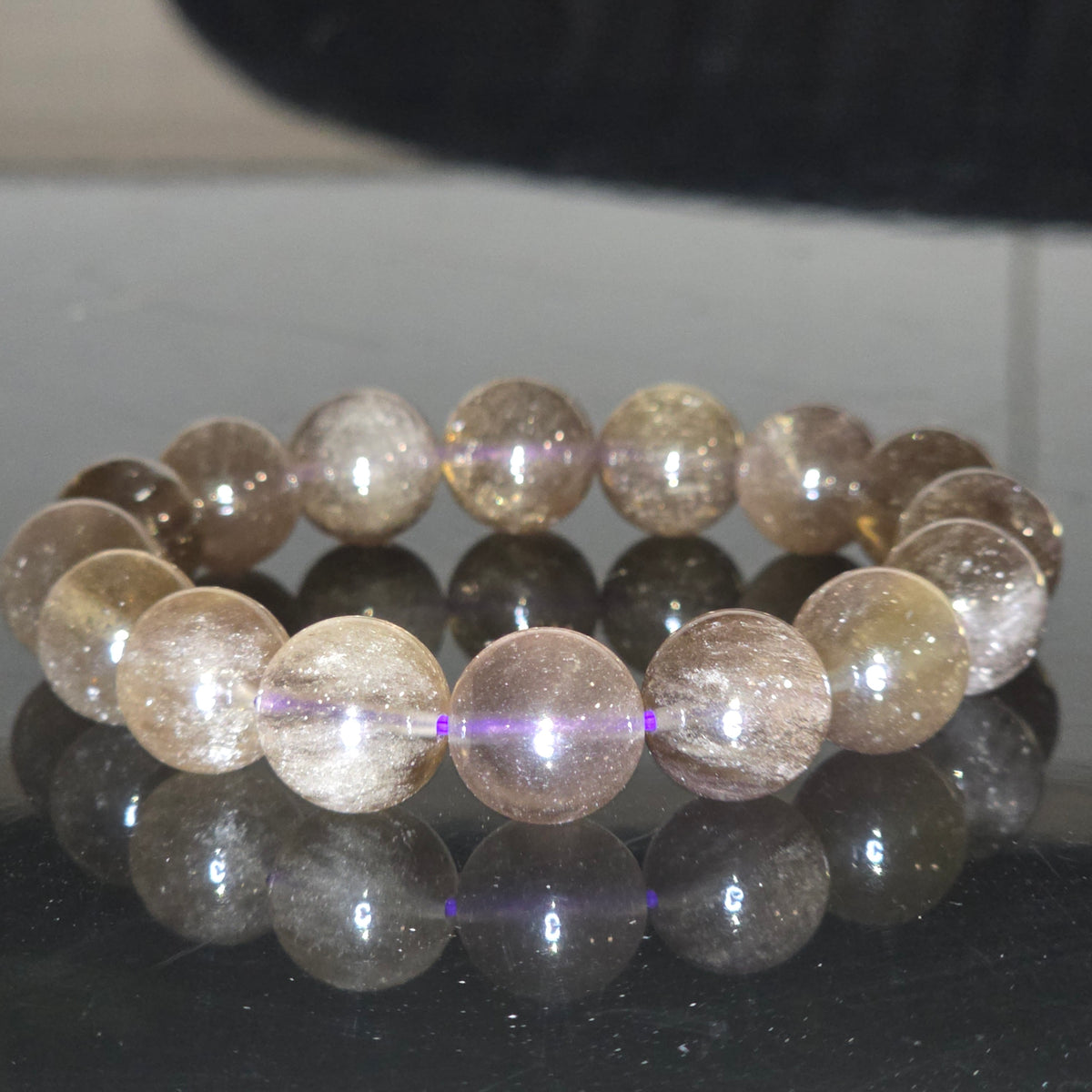 【靈貓之眼－大店長 毛毛特選】利比亞隕石玻璃手串｜13mm
English name: Head Manager Mao Mao’s Pick | Libyan Desert Glass Bracelet · 13mm