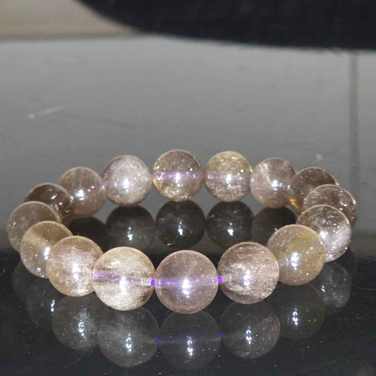 【靈貓之眼－大店長 毛毛特選】利比亞隕石玻璃手串｜13mm
English name: Head Manager Mao Mao’s Pick | Libyan Desert Glass Bracelet · 13mm